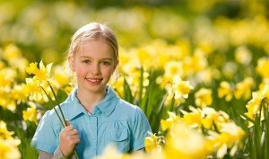 طفلة مع الزهور