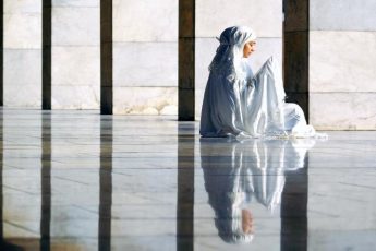 المرأة في ميزان الإسلام.. هل كالرجل؟